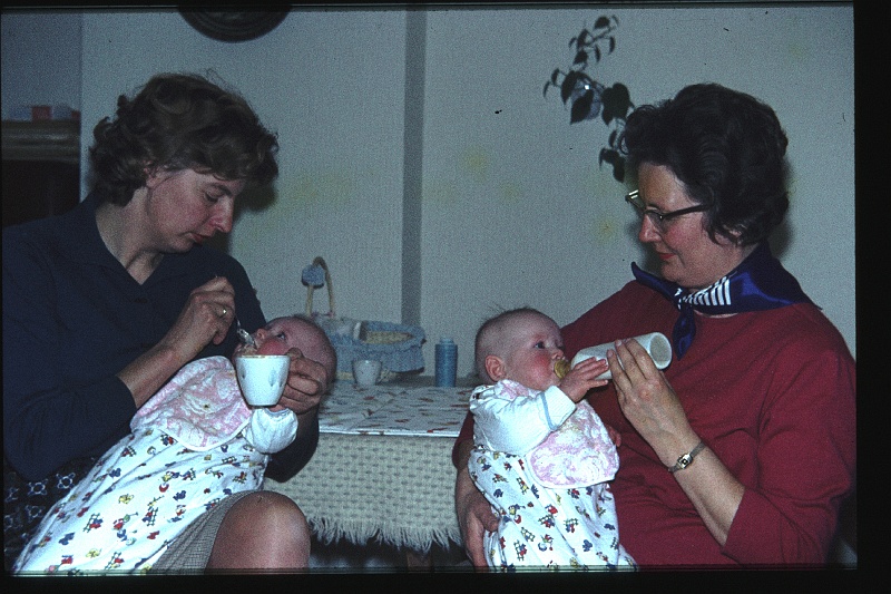 29.Delft feb 1964 Ilse,Mama,Brigitte,Marion.JPG